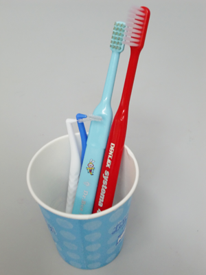 コップと歯ブラシ　歯周病の治療